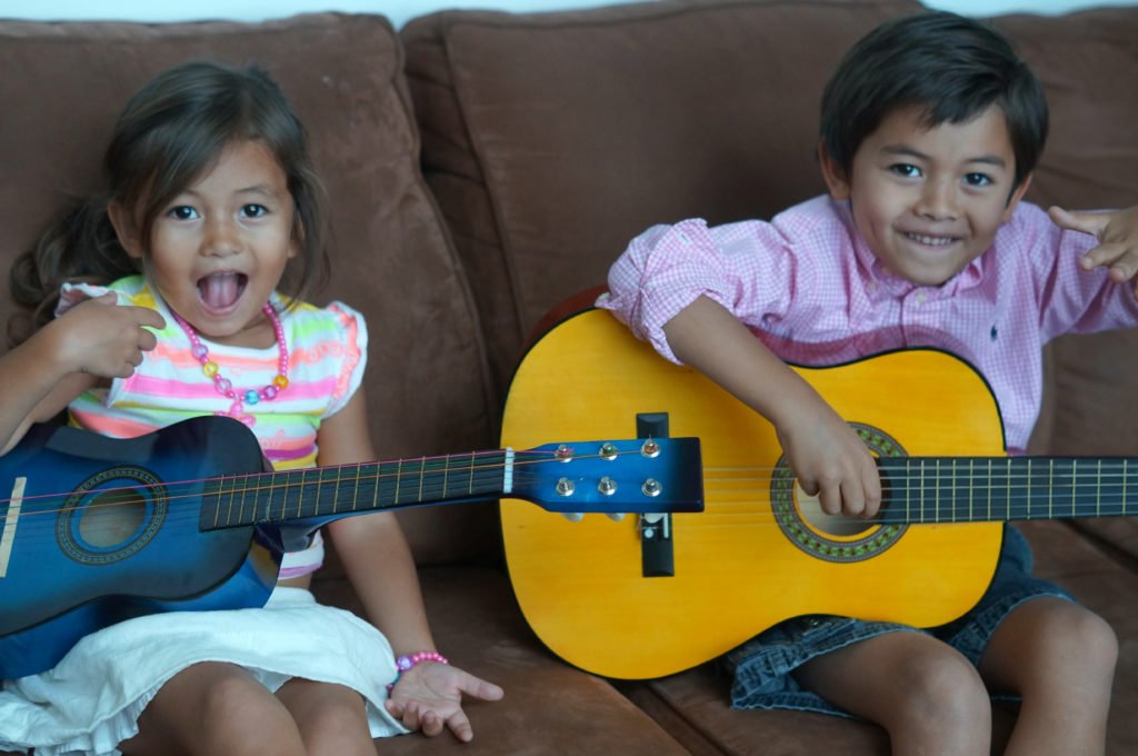 kids-having-fun-learning-guitar-lesson