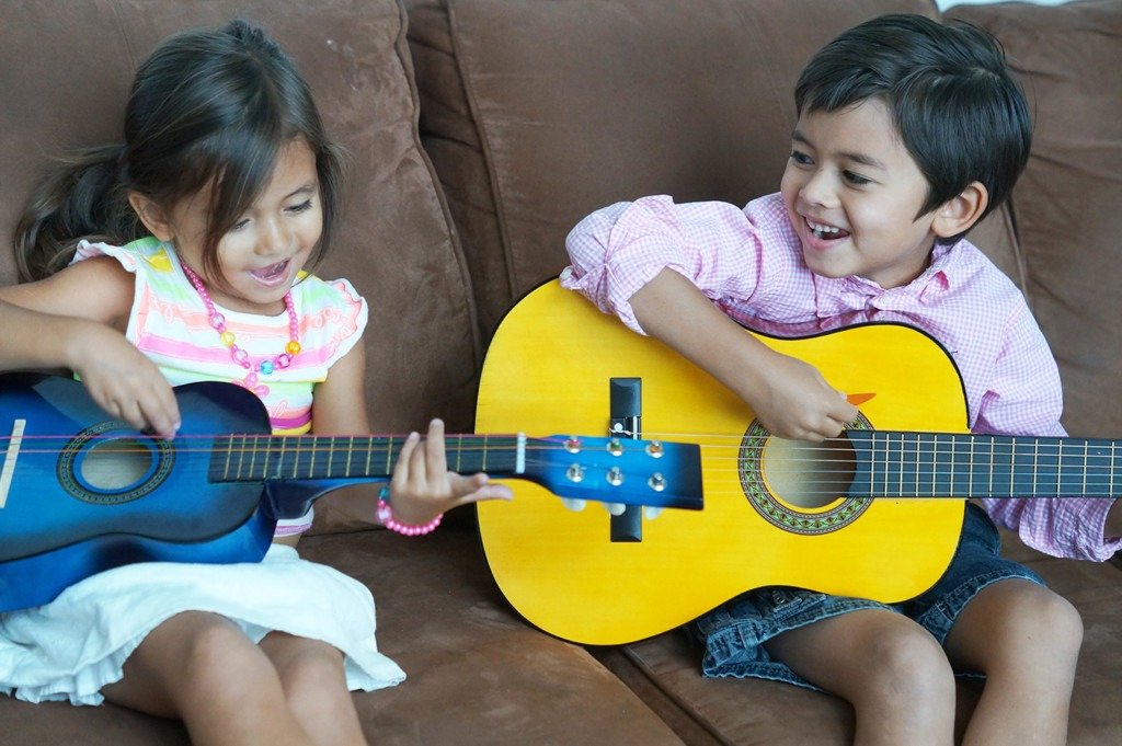 He can play guitar. Гитара для детей. Гитара занятия для детей. Ребенок играющий на гитаре. Дети играющие на гитаре 6 лет.