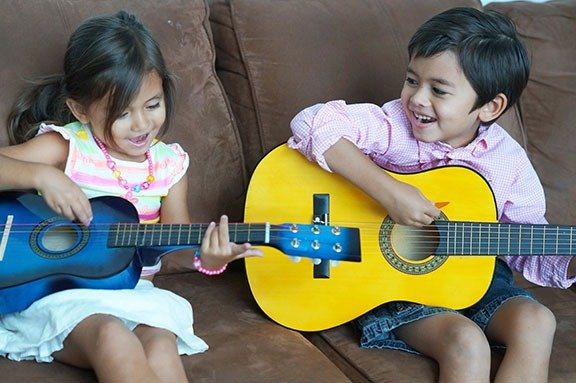 Read more about the article Kids Learn How to Play Guitar Lessons in 10 Steps