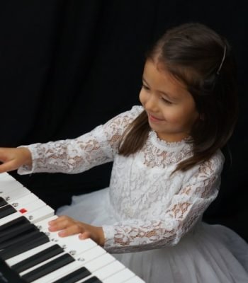 girl playing piano keyboard