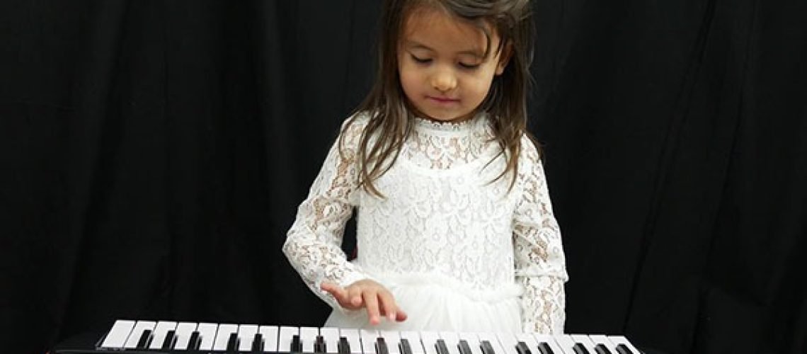 easy kids piano lessons girl playing